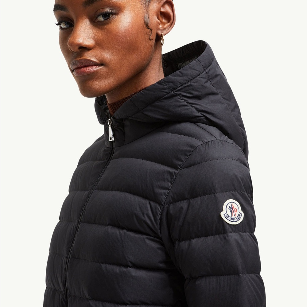 Moncler hede short down jacket Size 3 brand new! But price tag has been removed